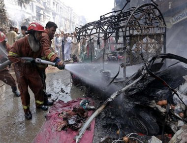 Πακιστάν: Περισσότεροι από 10 νεκροί από επίθεση καμικάζι σε λεωφορείο